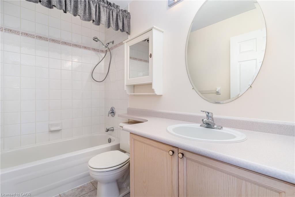 410-2301 Parkhaven Boulevard, Oakville, ON - Indoor Photo Showing Bathroom