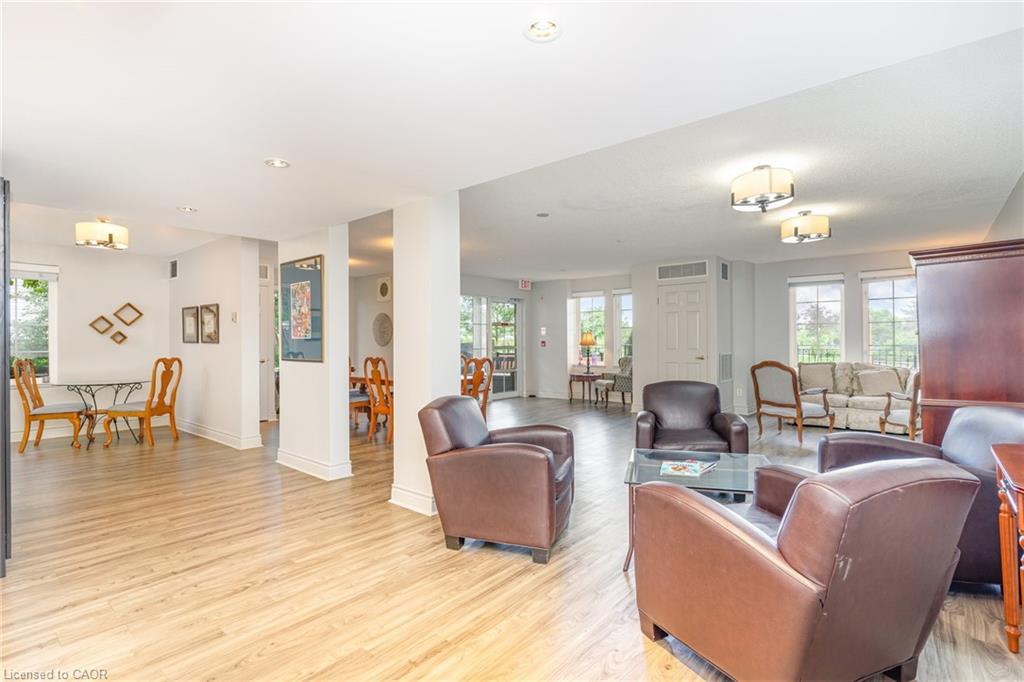 410-2301 Parkhaven Boulevard, Oakville, ON - Indoor Photo Showing Living Room