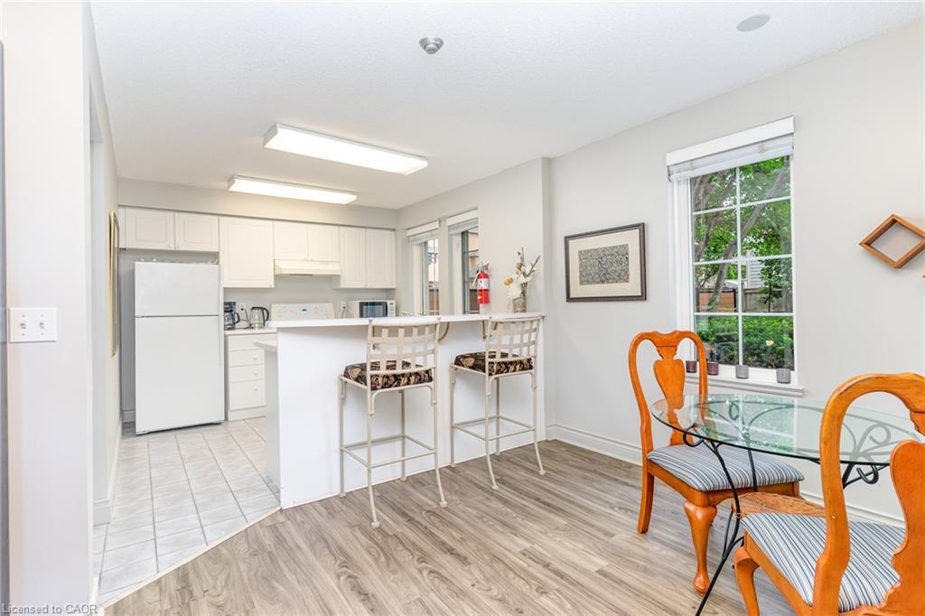 410-2301 Parkhaven Boulevard, Oakville, ON - Indoor Photo Showing Kitchen