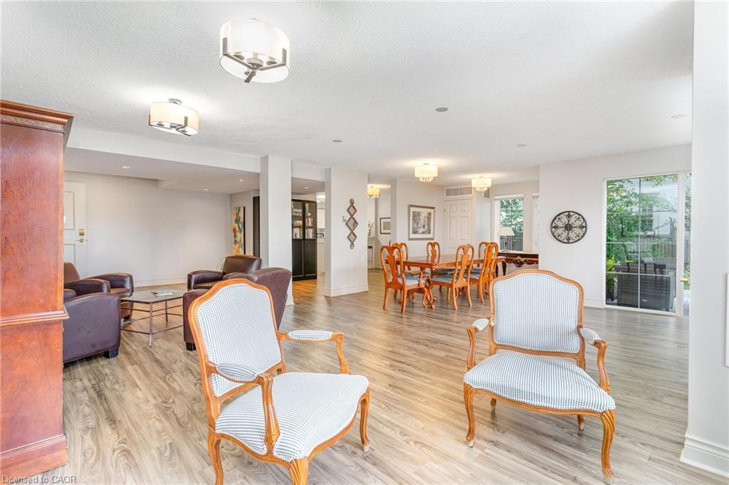 410-2301 Parkhaven Boulevard, Oakville, ON - Indoor Photo Showing Living Room