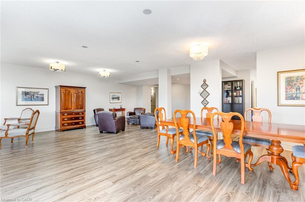 410-2301 Parkhaven Boulevard, Oakville, ON - Indoor Photo Showing Dining Room