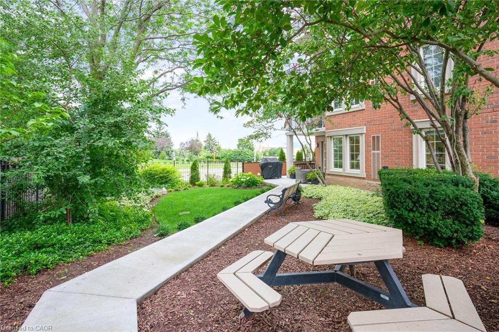 410-2301 Parkhaven Boulevard, Oakville, ON - Outdoor