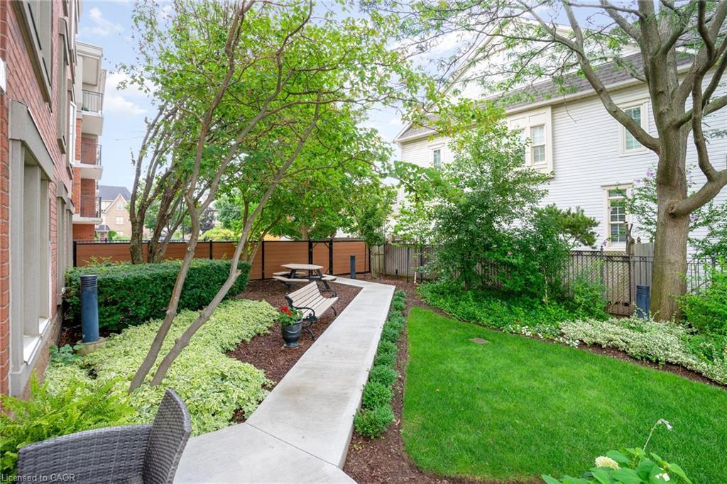 410-2301 Parkhaven Boulevard, Oakville, ON - Outdoor