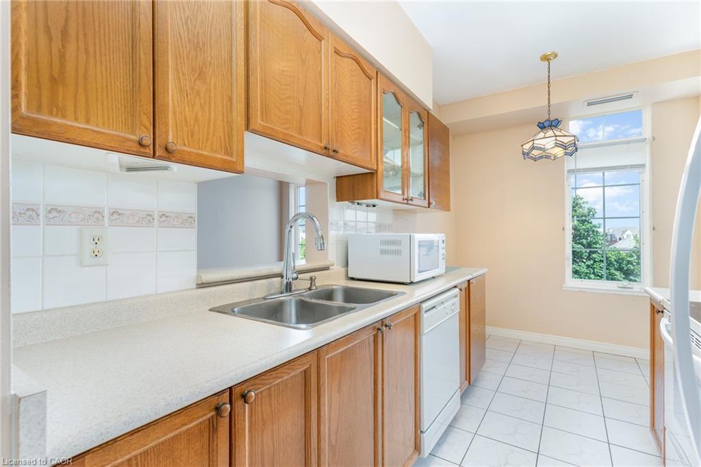 410-2301 Parkhaven Boulevard, Oakville, ON - Indoor Photo Showing Kitchen With Double Sink