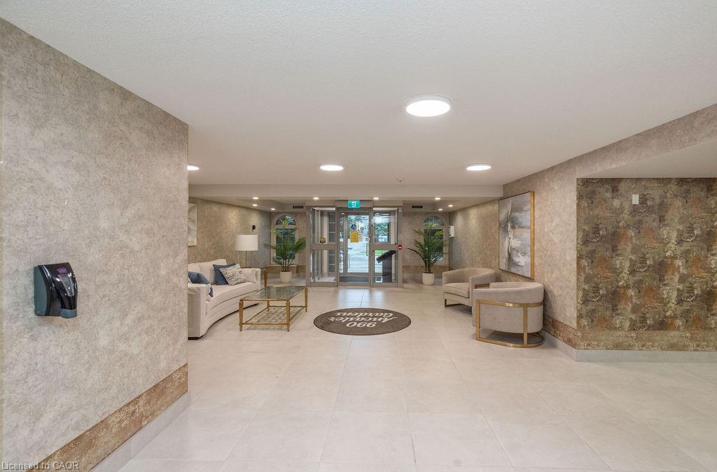 202-990 Golf Links Road, Hamilton, ON - Indoor Photo Showing Other Room