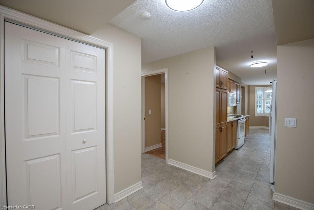 202-990 Golf Links Road, Hamilton, ON - Indoor Photo Showing Other Room