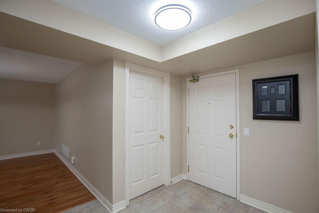 202-990 Golf Links Road, Hamilton, ON - Indoor Photo Showing Other Room