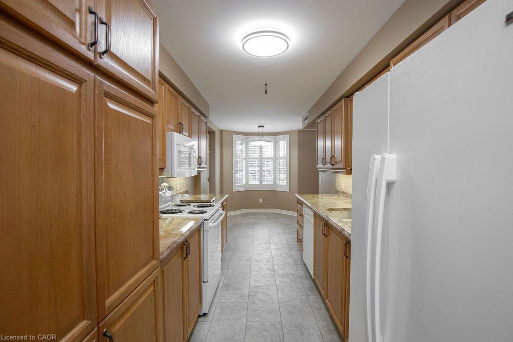 202-990 Golf Links Road, Hamilton, ON - Indoor Photo Showing Kitchen