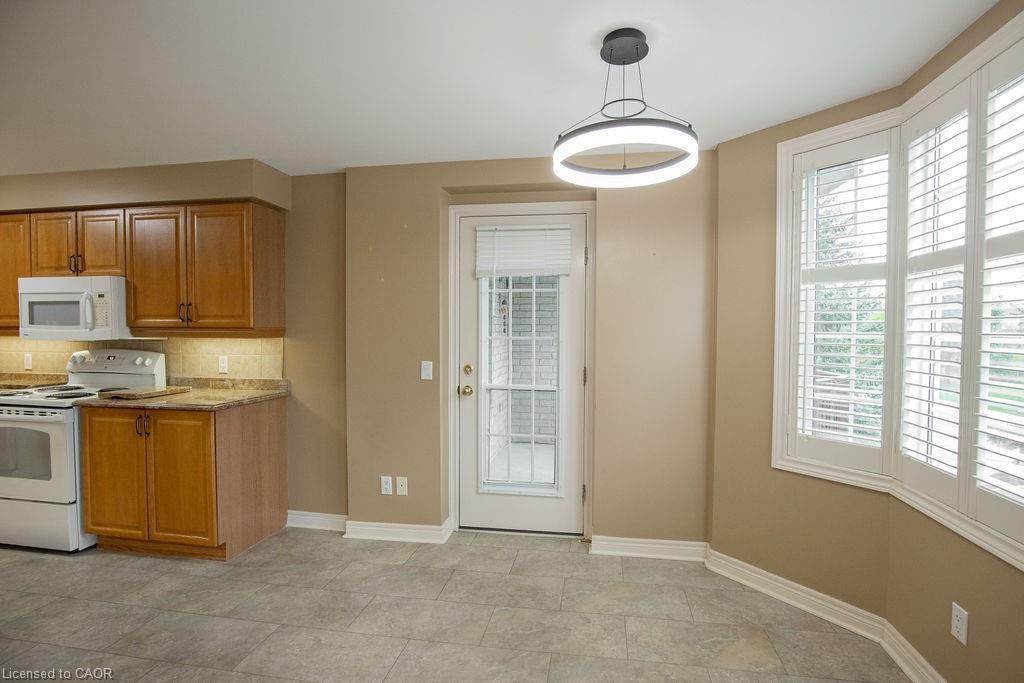 202-990 Golf Links Road, Hamilton, ON - Indoor Photo Showing Kitchen