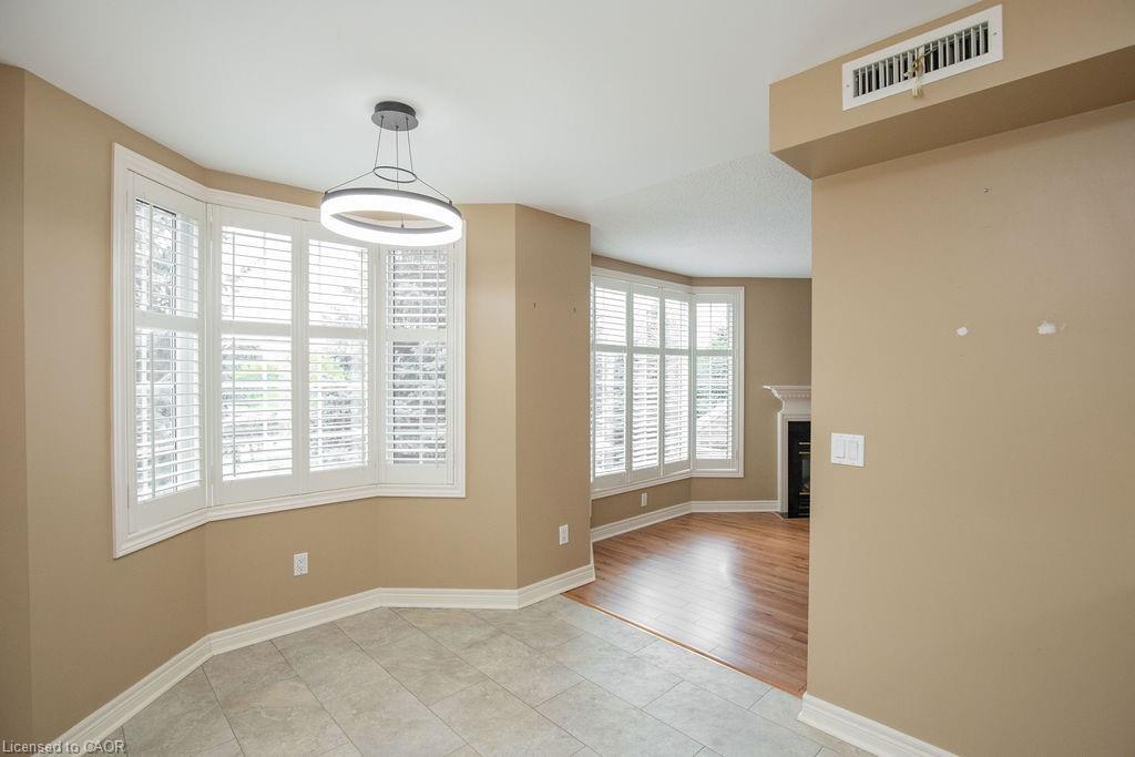 202-990 Golf Links Road, Hamilton, ON - Indoor Photo Showing Other Room