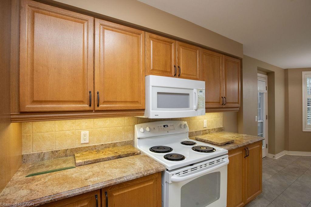 202-990 Golf Links Road, Hamilton, ON - Indoor Photo Showing Kitchen