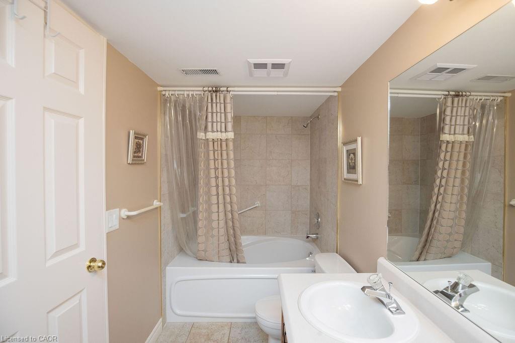 202-990 Golf Links Road, Hamilton, ON - Indoor Photo Showing Bathroom