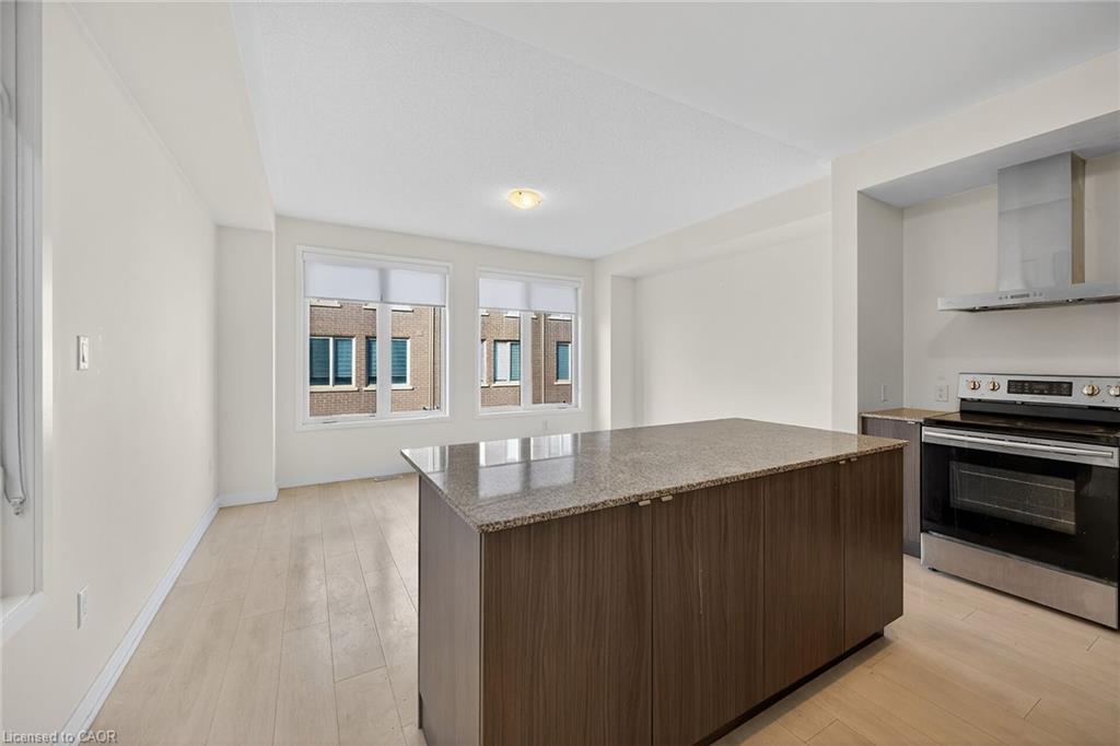 205 Sabina Drive, Oakville, ON - Indoor Photo Showing Kitchen