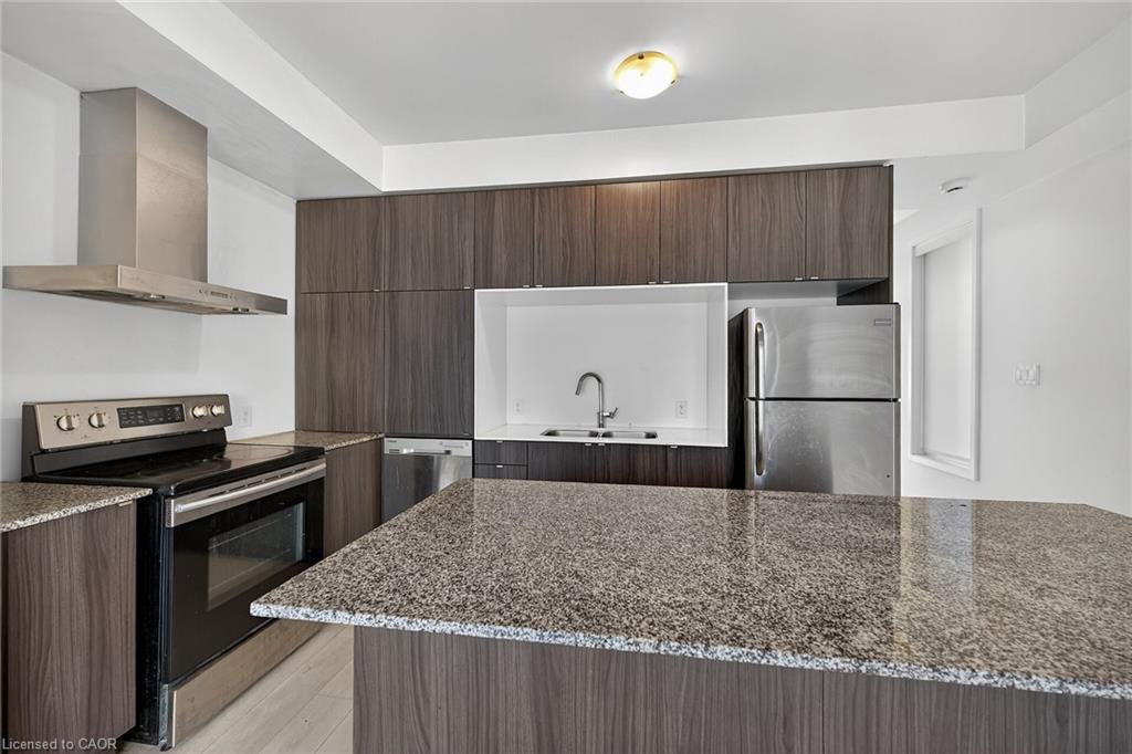 205 Sabina Drive, Oakville, ON - Indoor Photo Showing Kitchen With Upgraded Kitchen