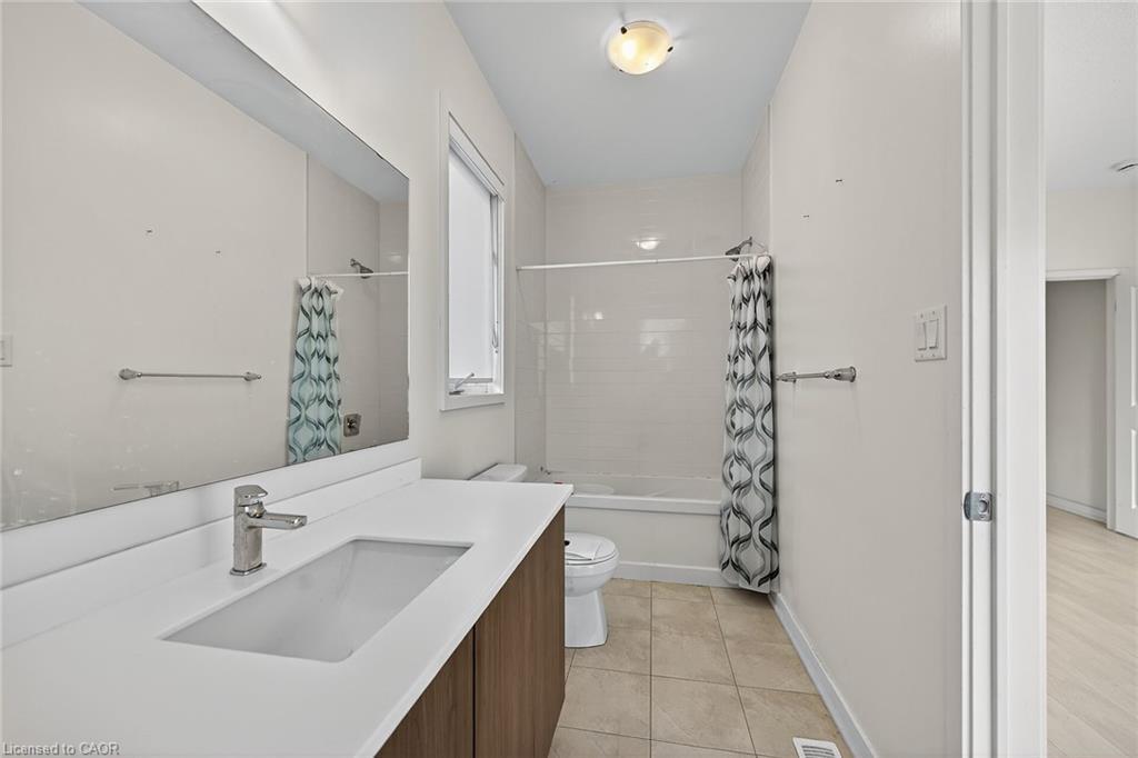 205 Sabina Drive, Oakville, ON - Indoor Photo Showing Bathroom