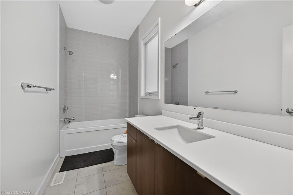 205 Sabina Drive, Oakville, ON - Indoor Photo Showing Bathroom