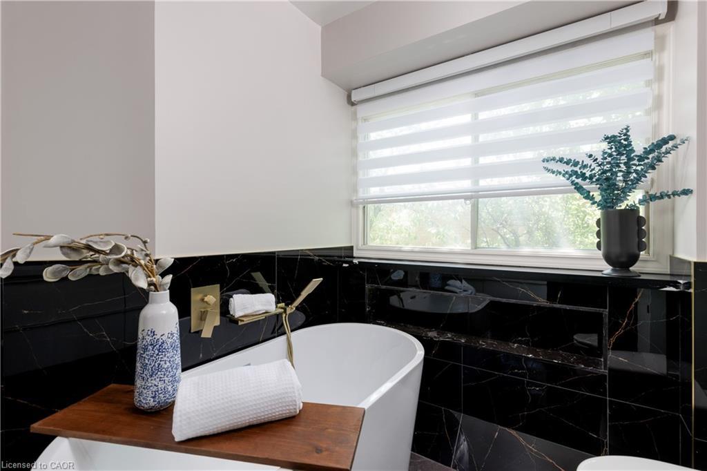 262 Mary Street, Oakville, ON - Indoor Photo Showing Bathroom