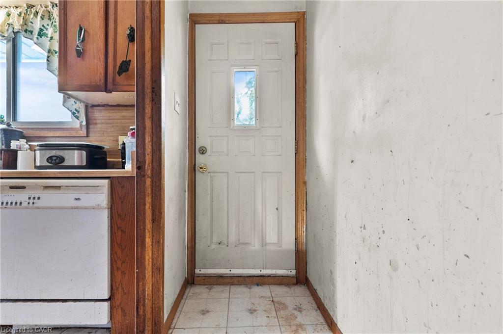 11 Torlake Street, Hamilton, ON - Indoor Photo Showing Other Room