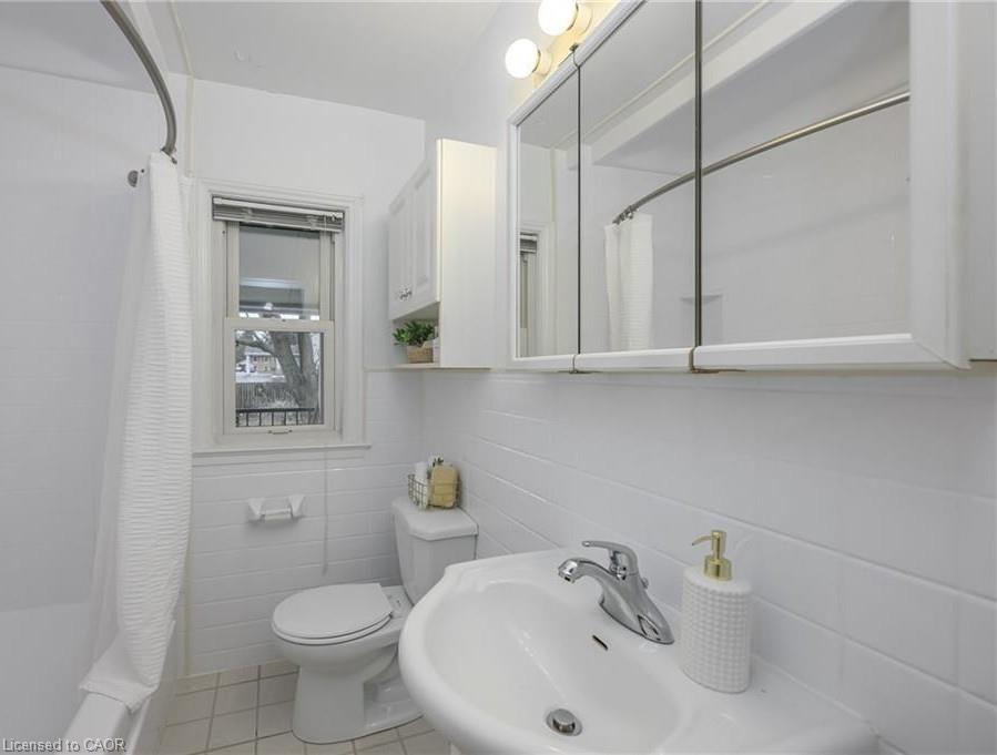 619 Ross Street, London, ON - Indoor Photo Showing Bathroom