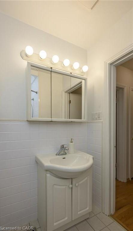 619 Ross Street, London, ON - Indoor Photo Showing Bathroom
