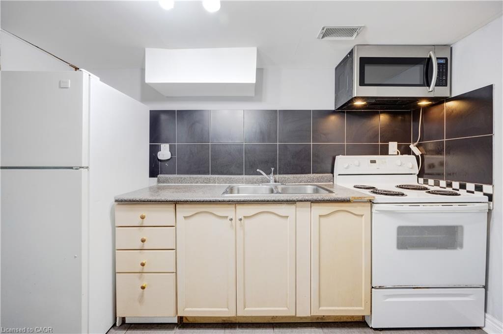 61 Clarence Street, Brampton, ON - Indoor Photo Showing Kitchen