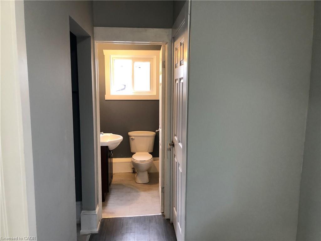 202 Nelson Street, Brantford, ON - Indoor Photo Showing Bathroom