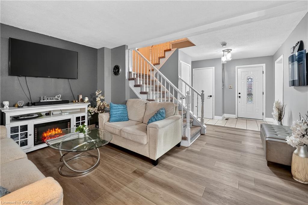 4 Pleasant Grove Terrace, Grimsby, ON - Indoor Photo Showing Living Room With Fireplace
