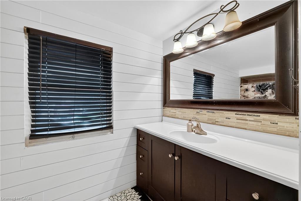 4 Pleasant Grove Terrace, Grimsby, ON - Indoor Photo Showing Bathroom