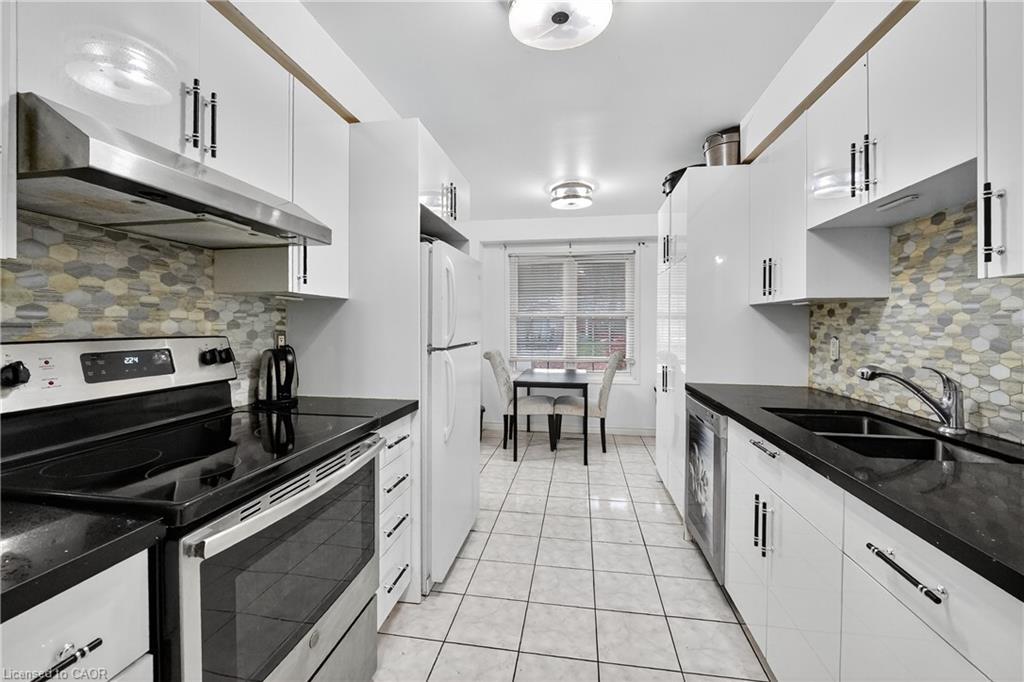 4 Pleasant Grove Terrace, Grimsby, ON - Indoor Photo Showing Kitchen With Double Sink With Upgraded Kitchen