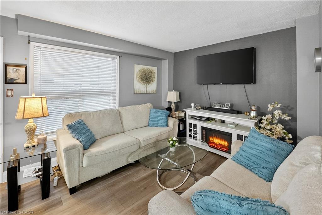 4 Pleasant Grove Terrace, Grimsby, ON - Indoor Photo Showing Living Room
