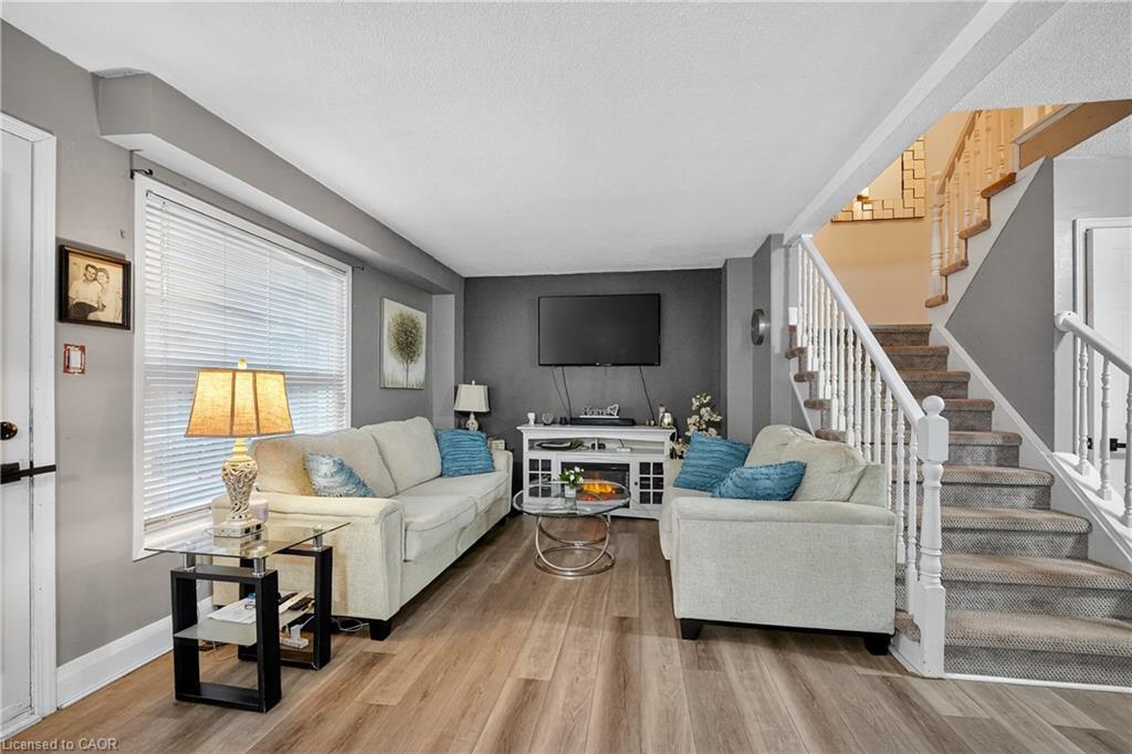 4 Pleasant Grove Terrace, Grimsby, ON - Indoor Photo Showing Living Room