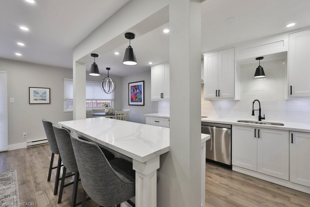 23-5017 Pinedale Avenue, Burlington, ON - Indoor Photo Showing Kitchen With Double Sink With Upgraded Kitchen