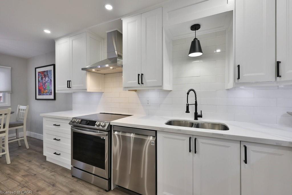 23-5017 Pinedale Avenue, Burlington, ON - Indoor Photo Showing Kitchen With Double Sink With Upgraded Kitchen