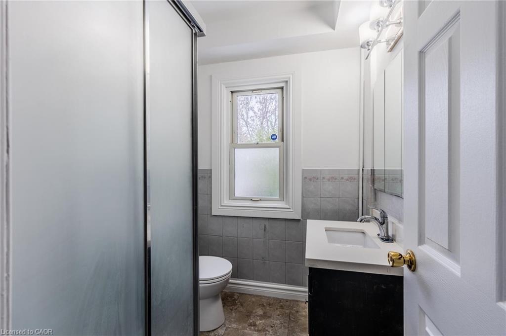 49 Myrtle Avenue, Hamilton, ON - Indoor Photo Showing Bathroom