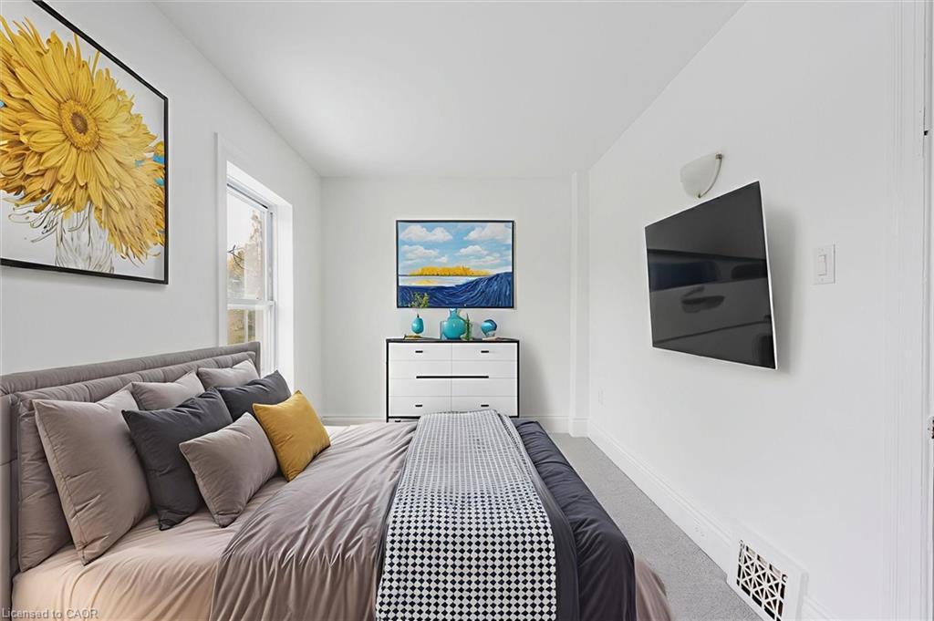 49 Myrtle Avenue, Hamilton, ON - Indoor Photo Showing Bedroom