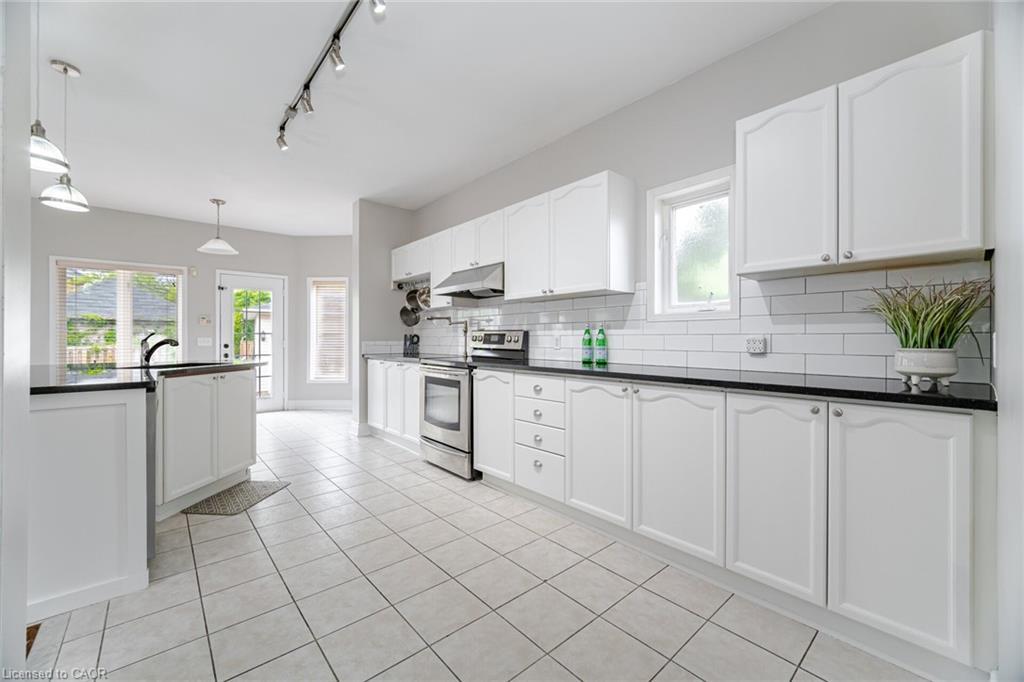 2676 Castle Hill Crescent, Oakville, ON - Indoor Photo Showing Kitchen With Upgraded Kitchen