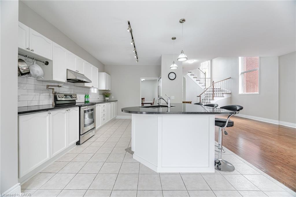 2676 Castle Hill Crescent, Oakville, ON - Indoor Photo Showing Kitchen With Upgraded Kitchen