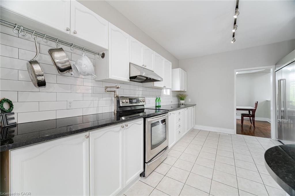 2676 Castle Hill Crescent, Oakville, ON - Indoor Photo Showing Kitchen With Upgraded Kitchen