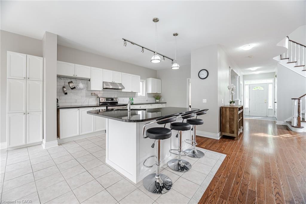 2676 Castle Hill Crescent, Oakville, ON - Indoor Photo Showing Kitchen With Upgraded Kitchen