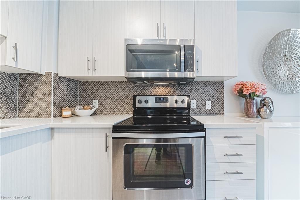 329-2486 Old Bronte Road, Oakville, ON - Indoor Photo Showing Kitchen With Upgraded Kitchen
