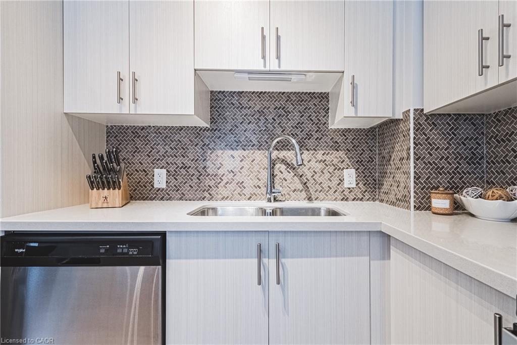 329-2486 Old Bronte Road, Oakville, ON - Indoor Photo Showing Kitchen With Double Sink With Upgraded Kitchen