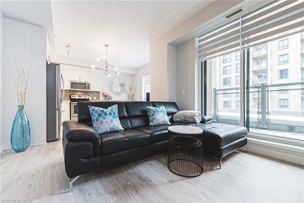 329-2486 Old Bronte Road, Oakville, ON - Indoor Photo Showing Living Room