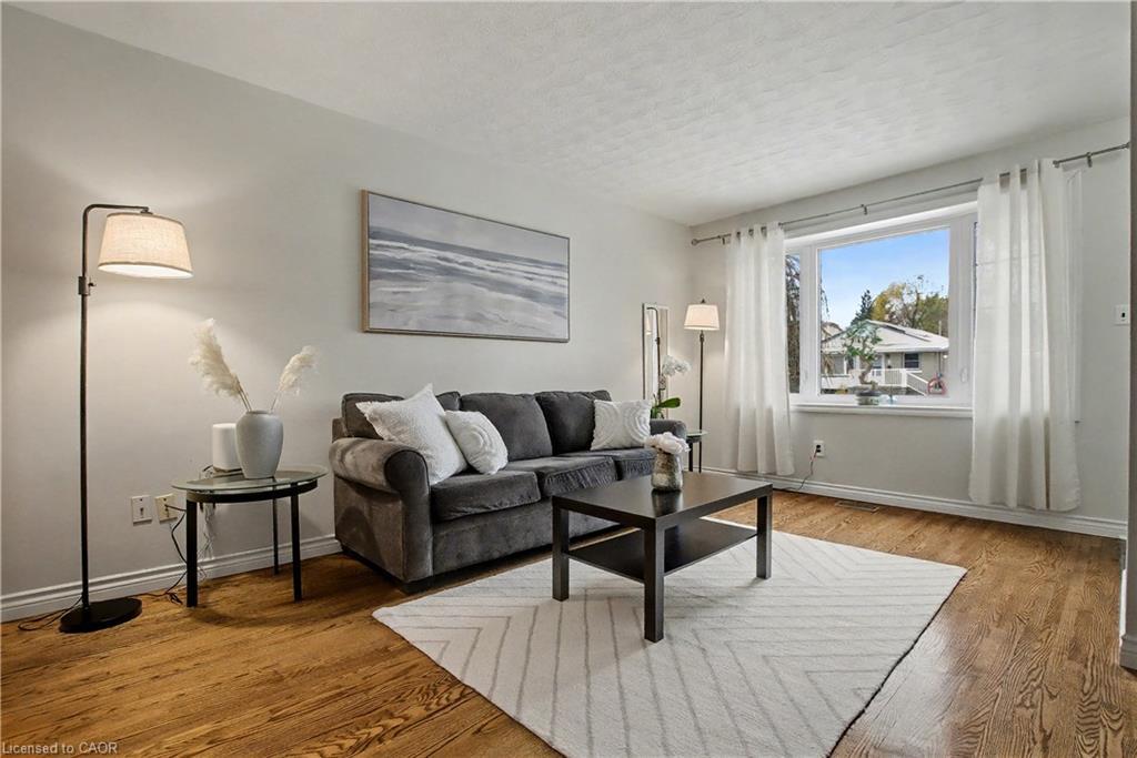 111 First Avenue, Cambridge, ON - Indoor Photo Showing Living Room