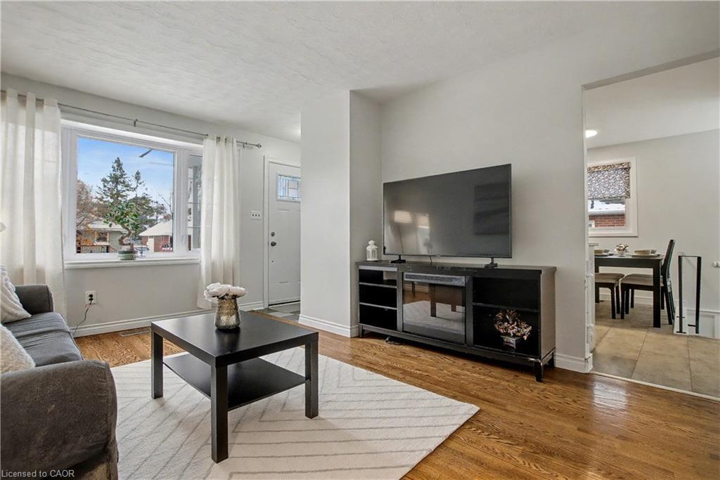 111 First Avenue, Cambridge, ON - Indoor Photo Showing Living Room