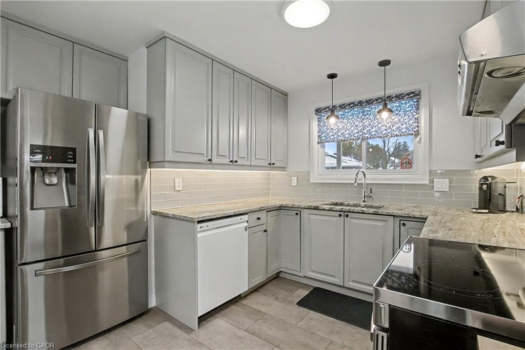 111 First Avenue, Cambridge, ON - Indoor Photo Showing Kitchen With Upgraded Kitchen