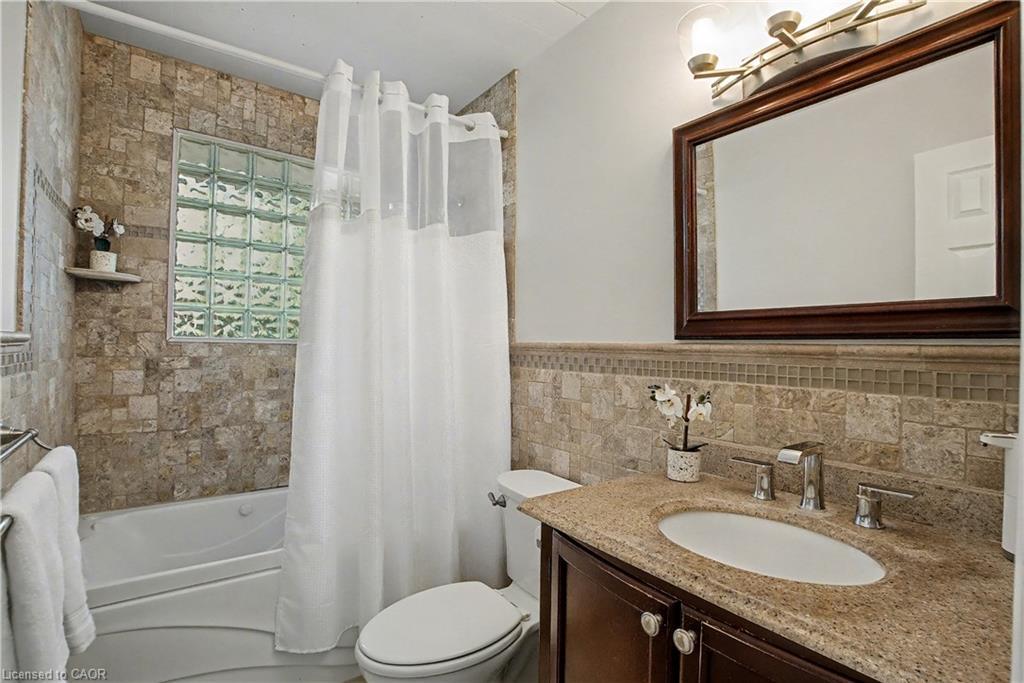 111 First Avenue, Cambridge, ON - Indoor Photo Showing Bathroom