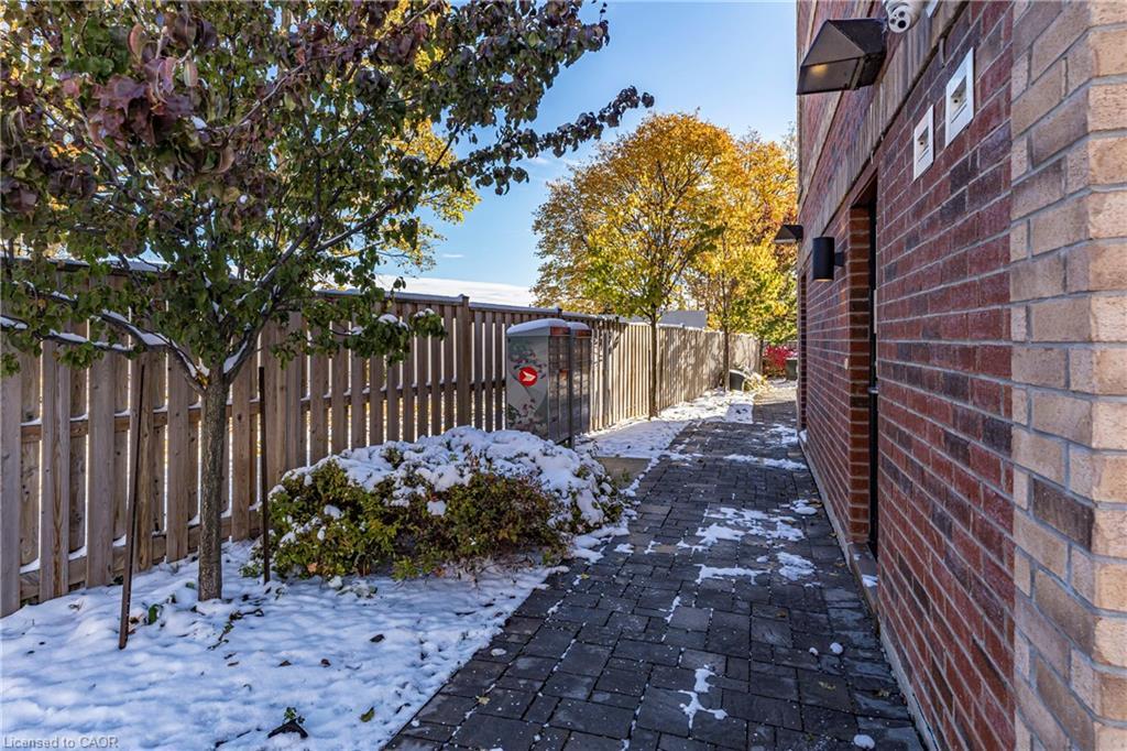 201-760 Lakeshore Road E, Mississauga, ON - Outdoor