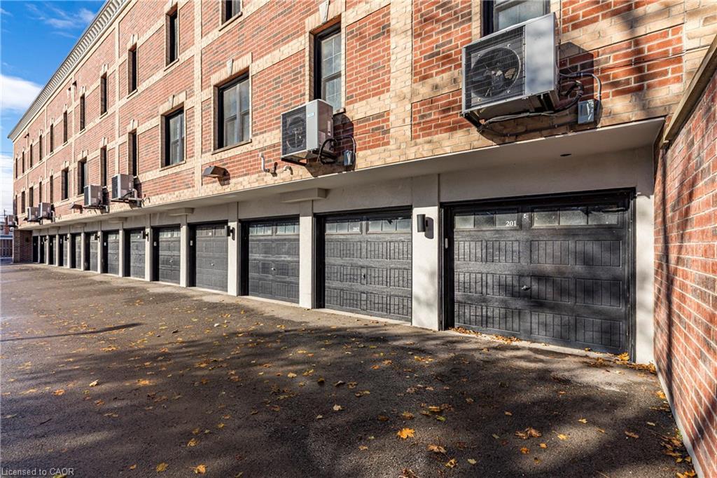 201-760 Lakeshore Road E, Mississauga, ON - Outdoor