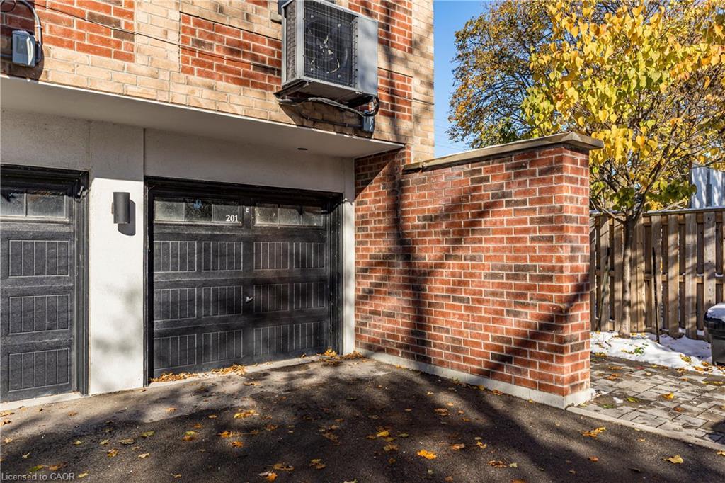 201-760 Lakeshore Road E, Mississauga, ON - Outdoor