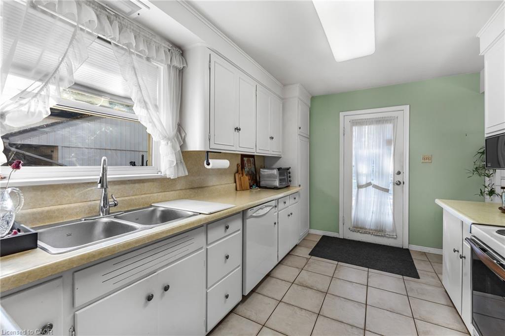 141 Riverbank Drive, Cambridge, ON - Indoor Photo Showing Kitchen With Double Sink